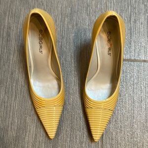BCBG size 5.5 yellow and cream pump